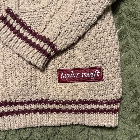 TAYLOR SWIFT Folklore HOLIDAY EDITION Cardigan Sweater med / lg Burgundy STARS - Picture 4 of 15